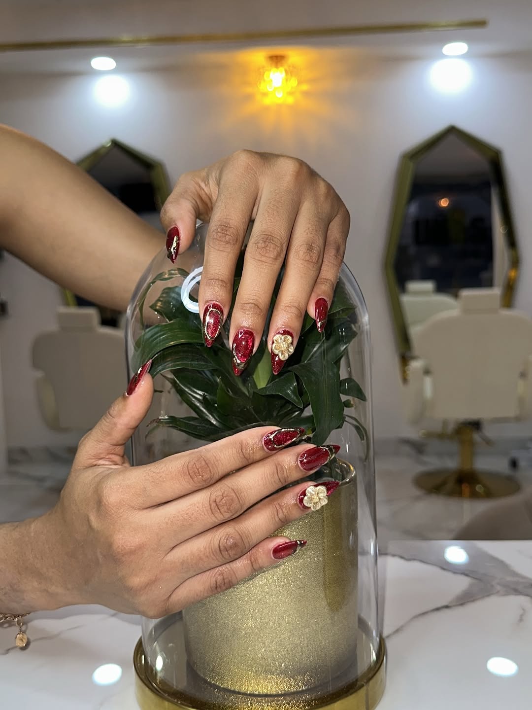 Manicure stiletto cat eye